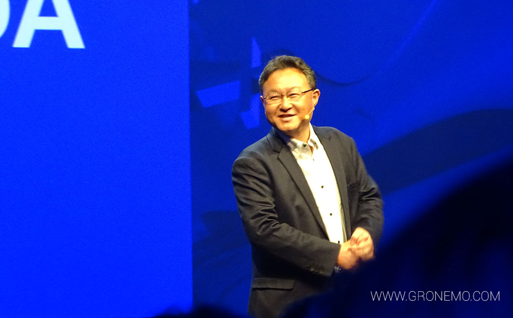 Shuhei Yoshida sur scène lors de la conférence PlayStation.